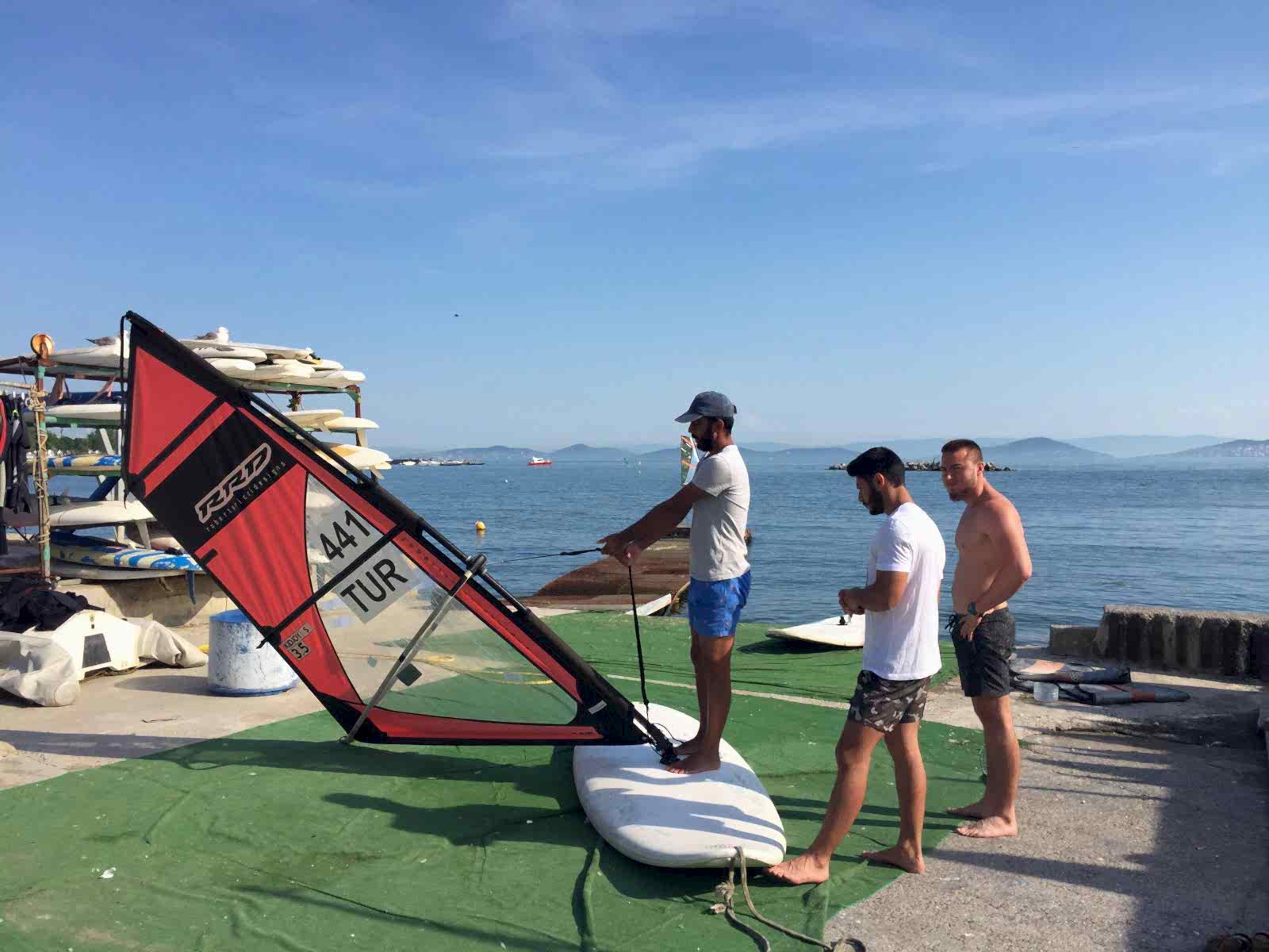 istanbul'da rüzgar sörfü yapmak