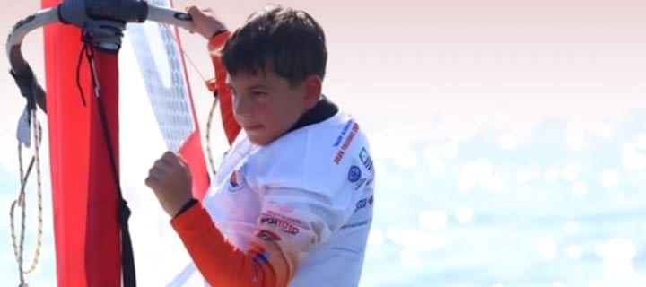 Techno 293 Dünya Şampiyonası’nda Bozok Balcı rüzgarı! Foça’da düzenlenen dev organizasyonda U13 5.0 kategorisinde Dünya Üçüncülüğü kazanan genç sporcumuz, Temmuz ayında Polonya’da düzenlenecek Avrupa Şampiyonası için kollarını sıvadı. Detaylar ve tebrik mesajı.
